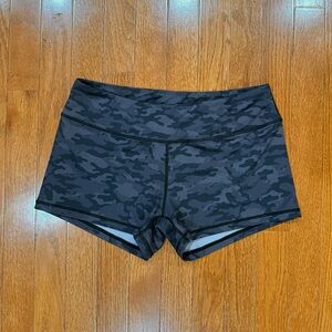 Born Primitive Double Take Original Booty Shorts Women’s Medium Camo Workout Gym
